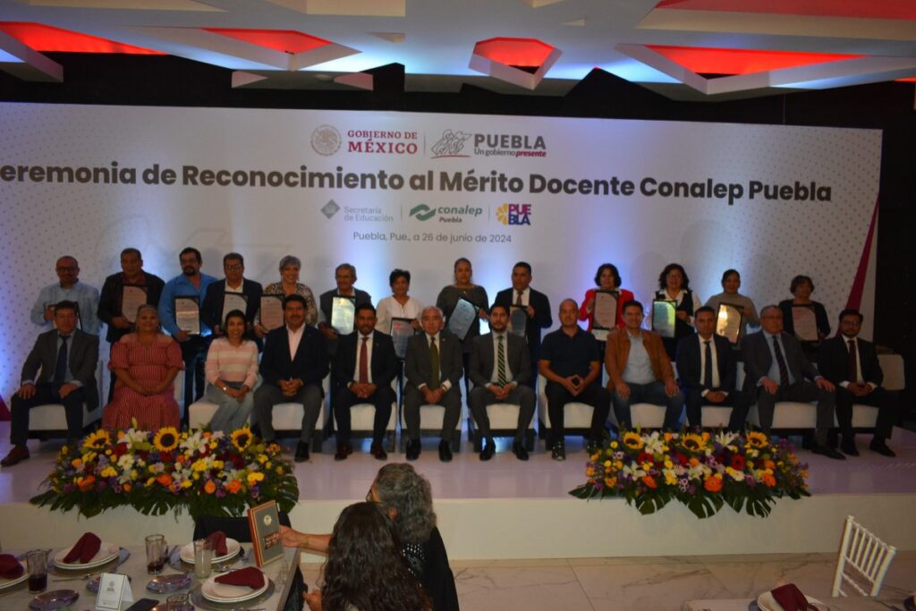 Por su trayectoria, entrega CONALEP Puebla reconocimientos a docentes