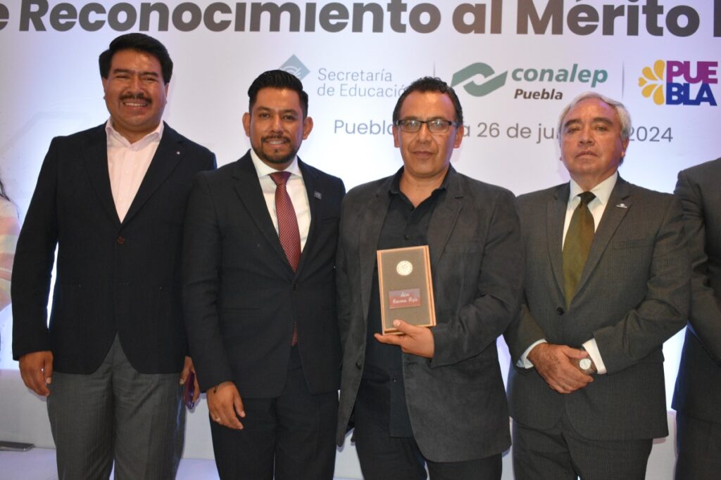 Por su trayectoria, entrega CONALEP Puebla reconocimientos a docentes
